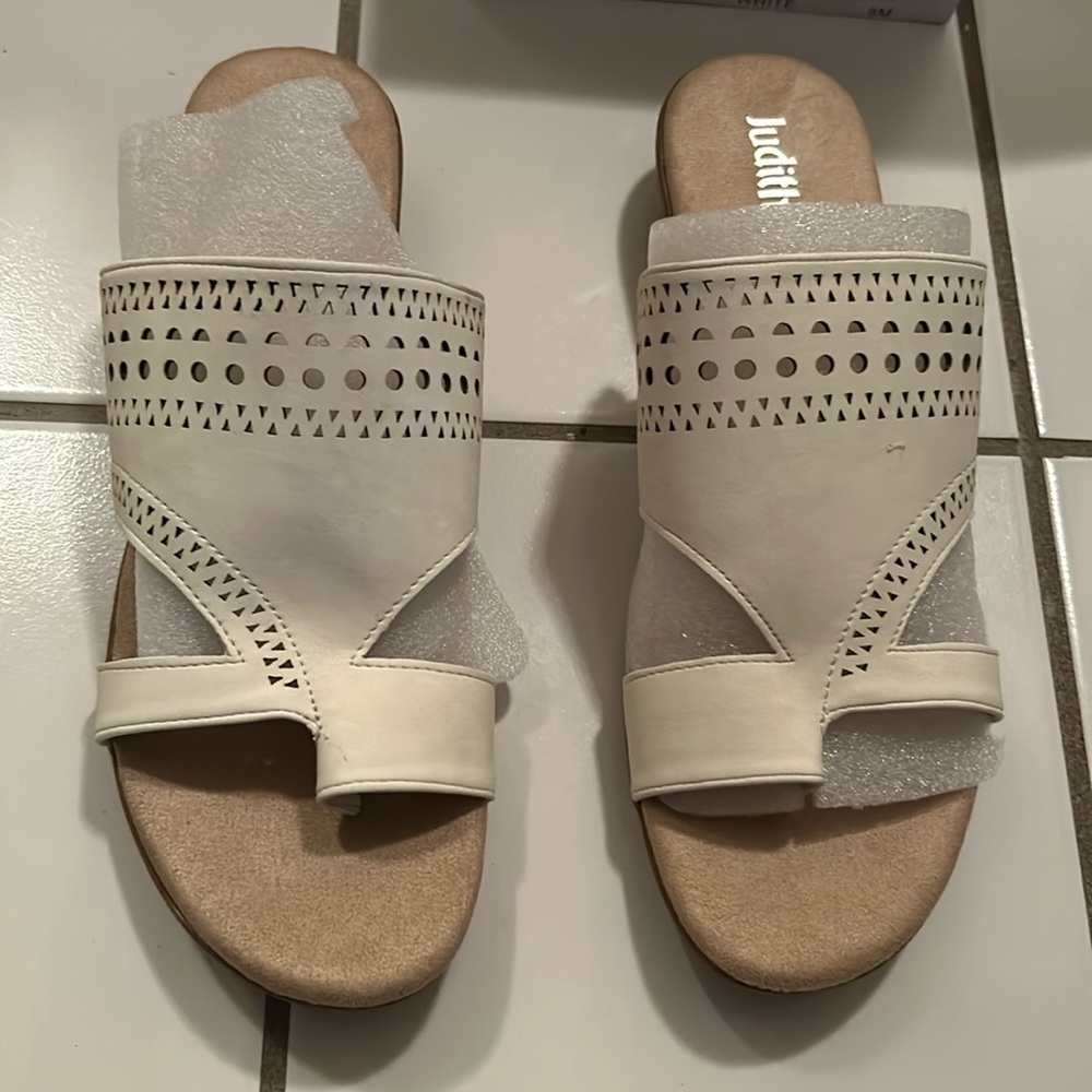 Judith slip on show. Off white. Size 9